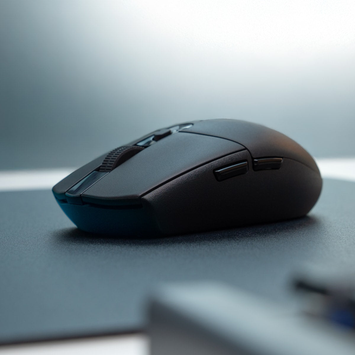 Mouse Logitech G305 Lightspeed negro en escritorio