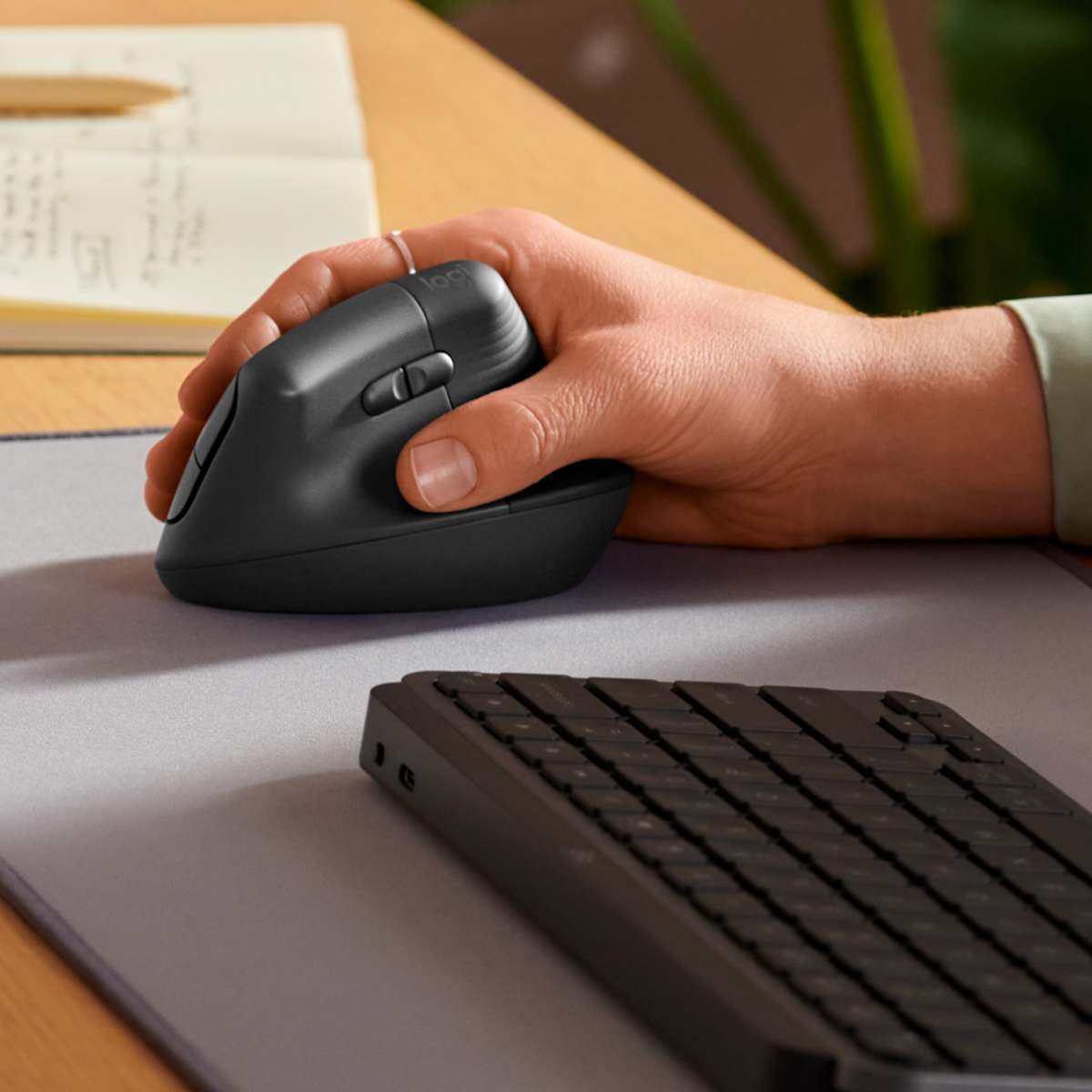 Mouse vertical Logitech Lift grafito en uso