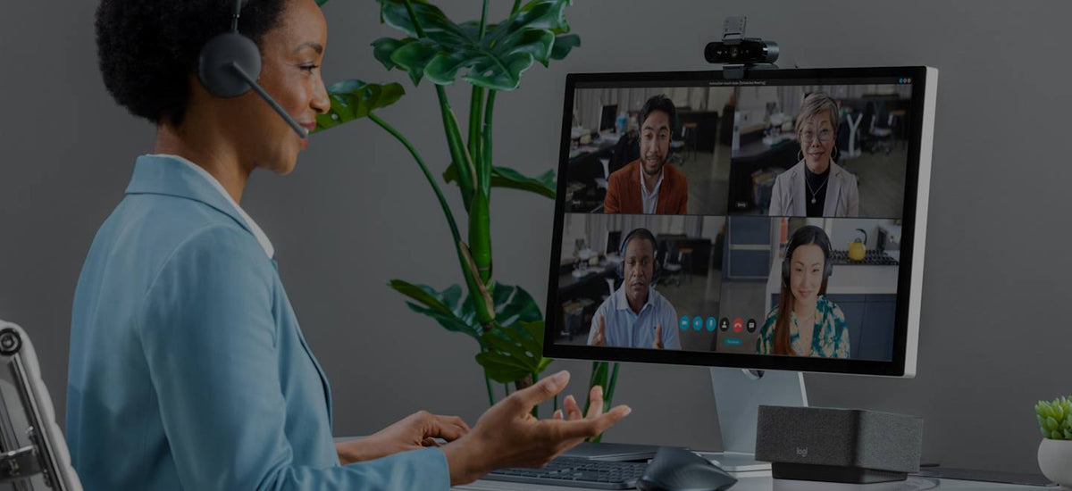 Cámara web Logitech Brio 4K sobre monitor