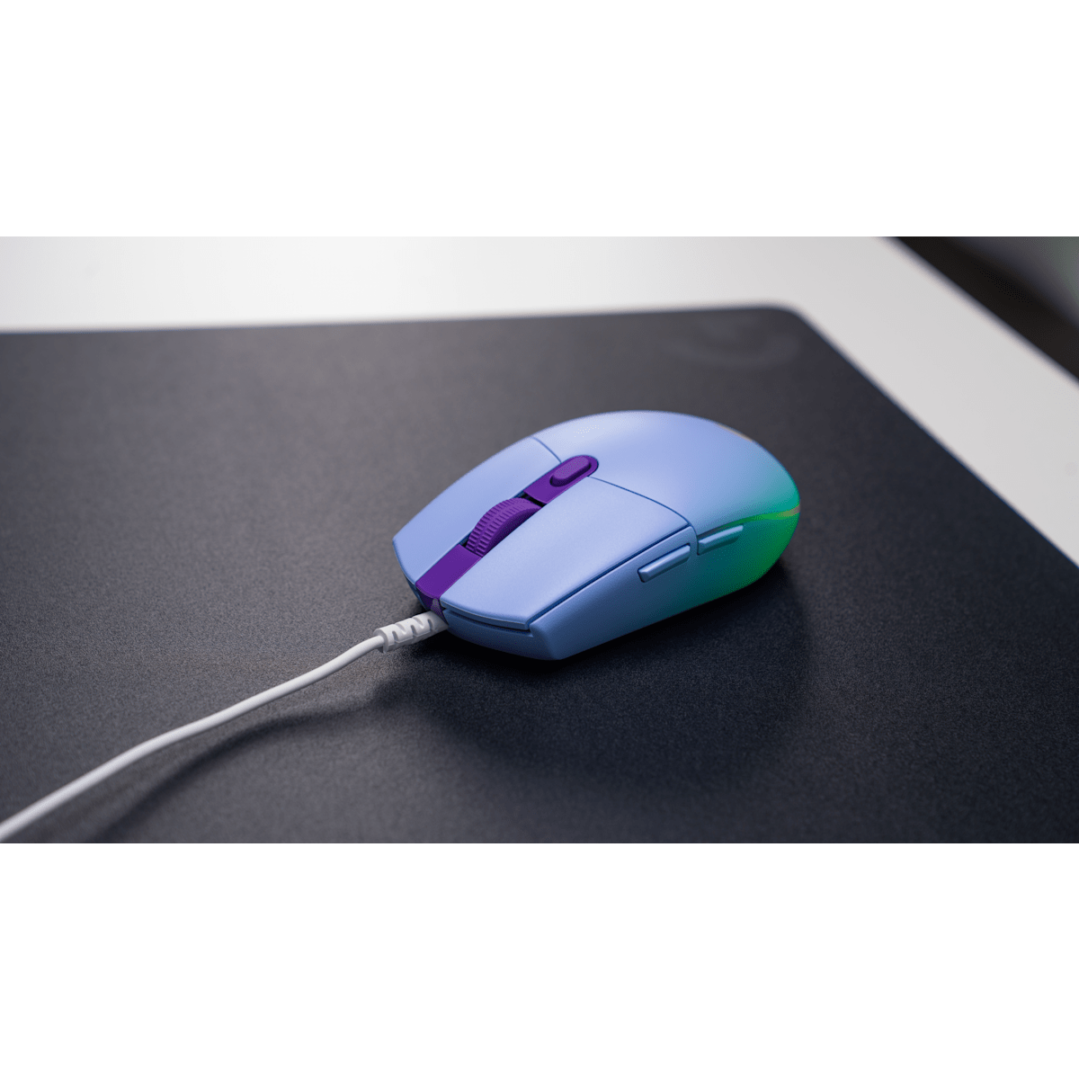 Logitech G203 lila en escritorio
