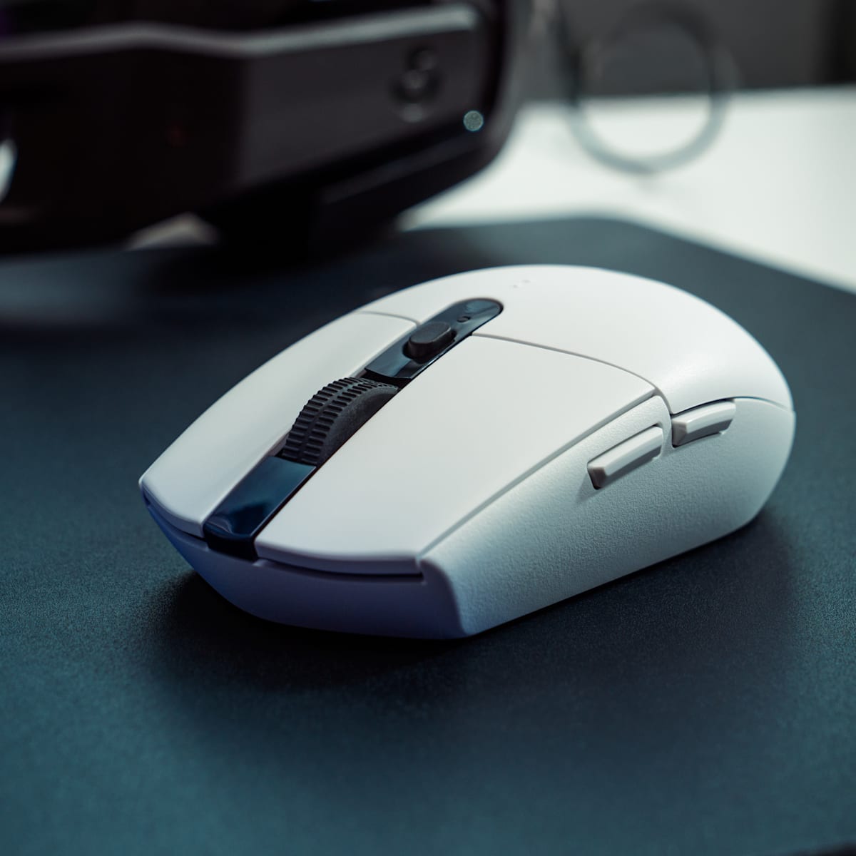 Mouse Logitech G305 Lightspeed blanco en escritorio