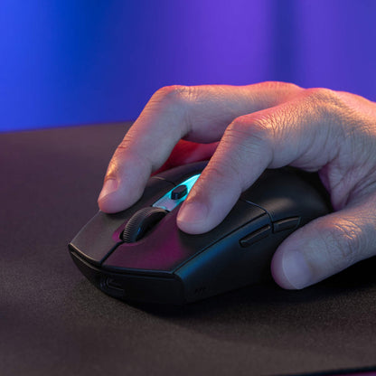 Mouse Logitech G305 X Superlight negro en escritorio