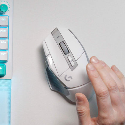 Mouse Logitech G502 X Lightspeed blanco en escritorio