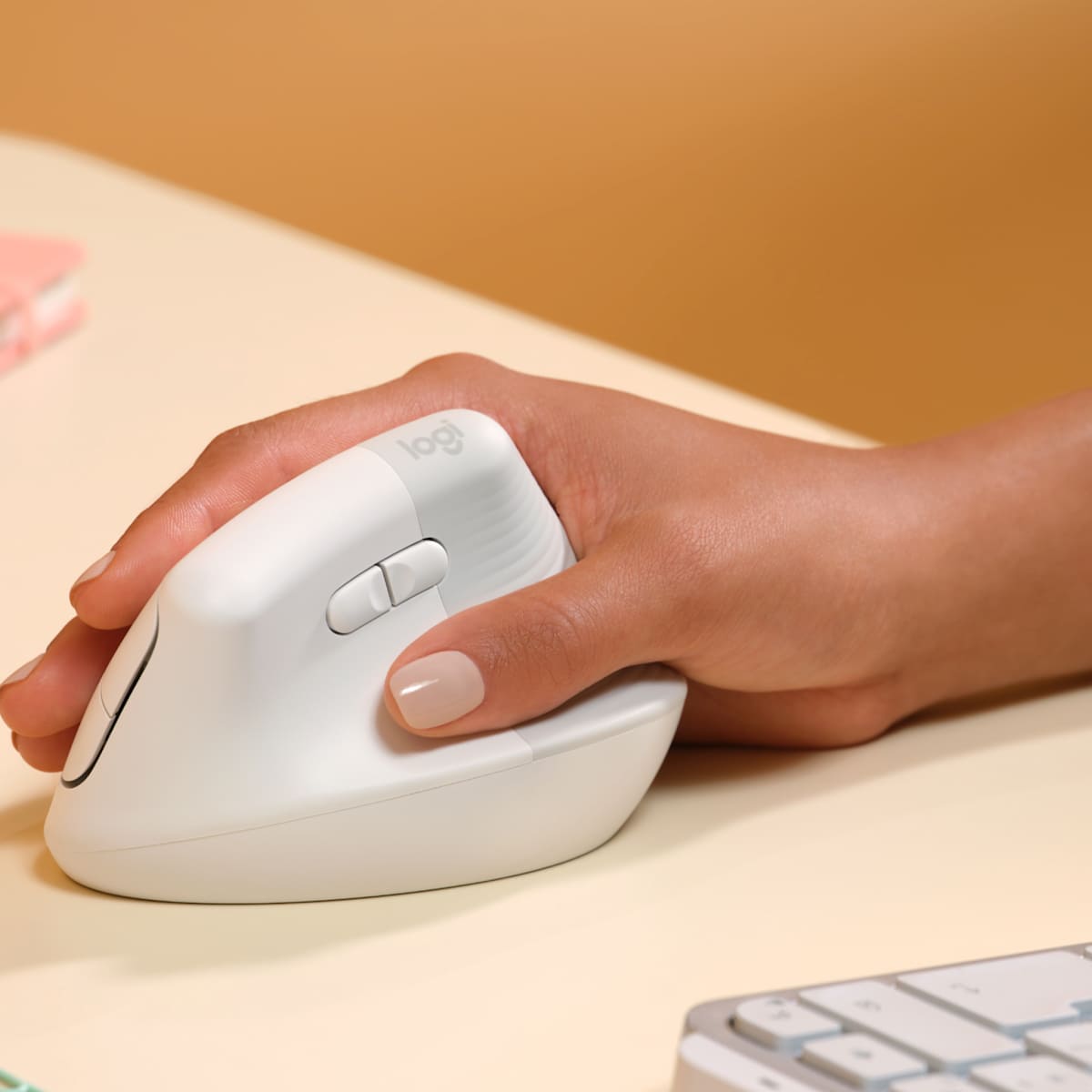 Mouse vertical Logitech Lift blanco en uso