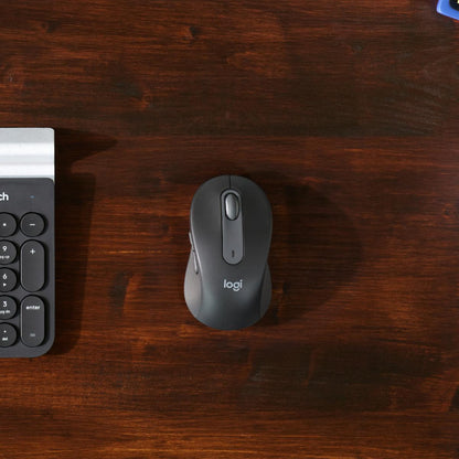Mouse Logitech Signature M650 grafito sobre escritorio