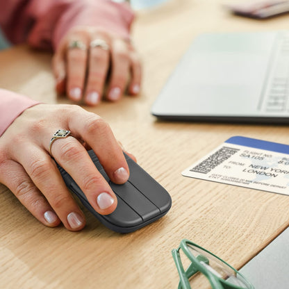 Mouse Logitech Mobi Fold grafito en uso