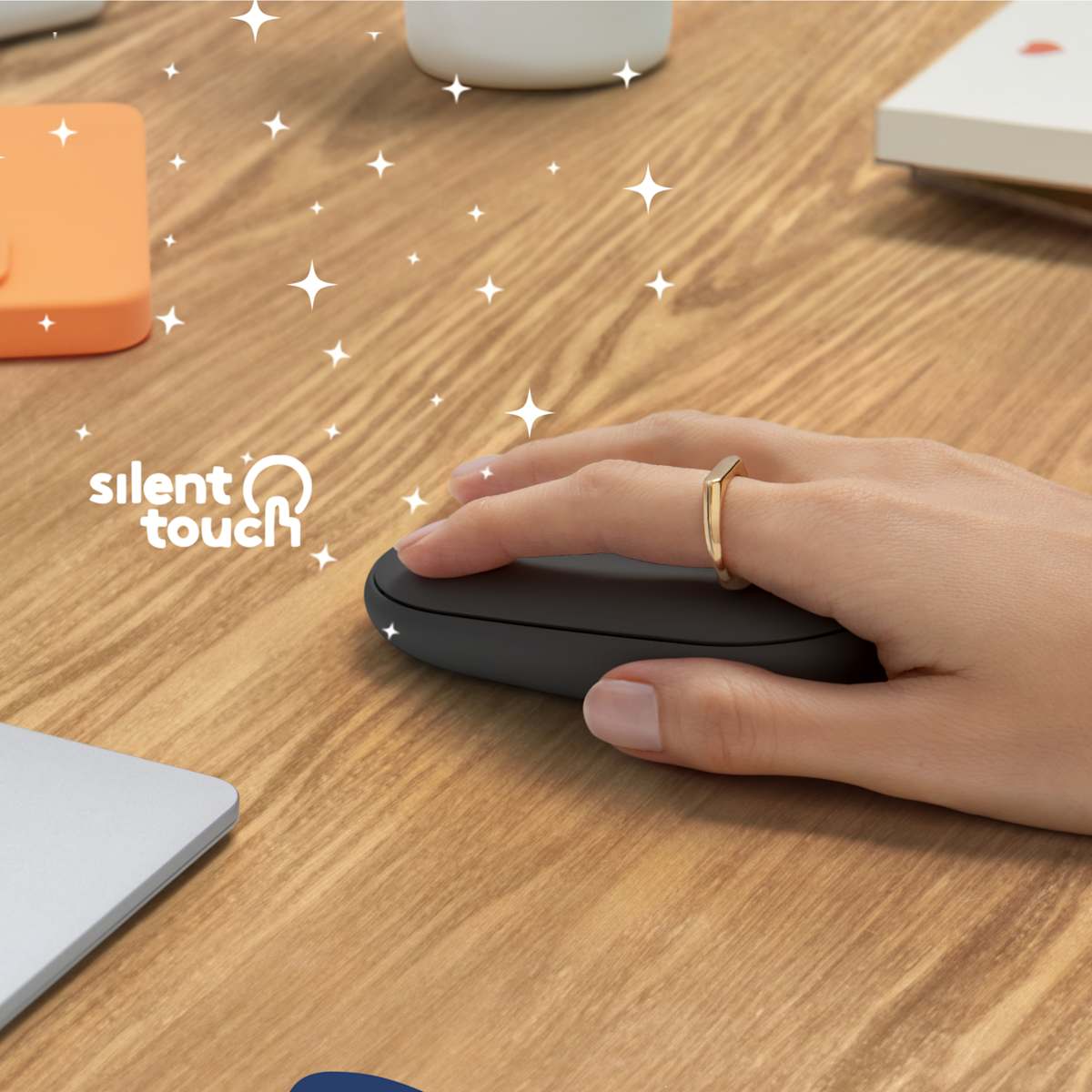 Logitech Pebble Mouse 2 M350s grafito en uso