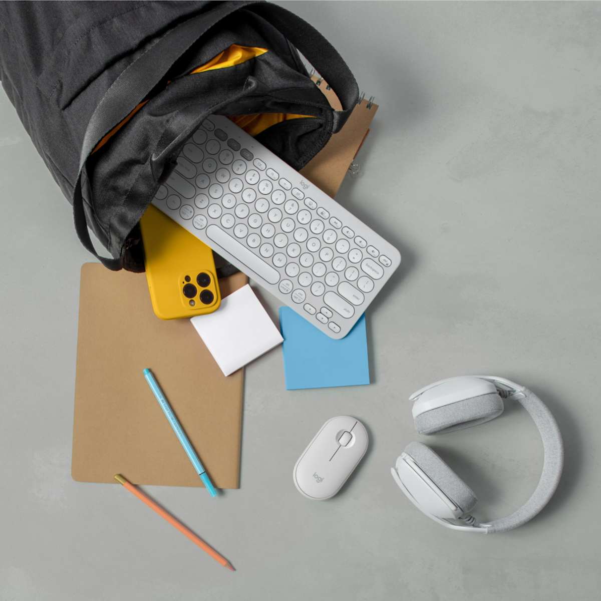 Logitech Pebble Mouse 2 M350s blanco en escritorio