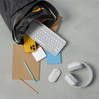 Logitech Pebble Mouse 2 M350s blanco en escritorio