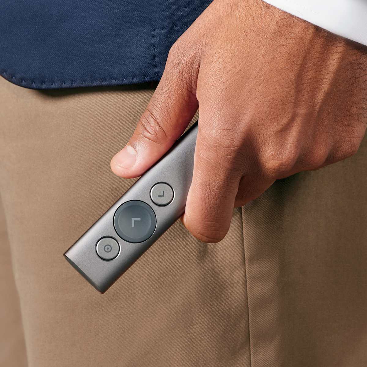 Presentador Logitech Spotlight en la mano
