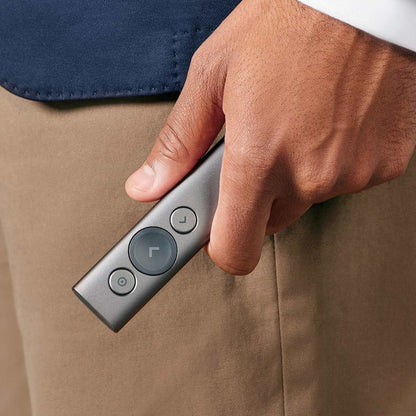 Presentador Logitech Spotlight en la mano