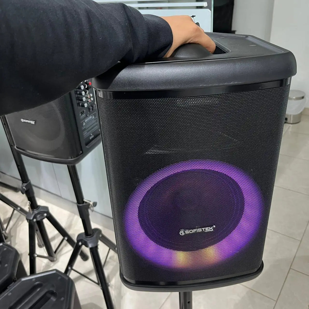 Parlante Sofistek PS1PRO+ 80W con Micrófono Inalámbrico Luces RGB y Flash