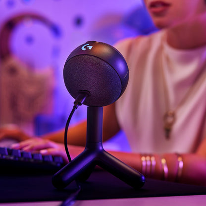 Micrófono Logitech G Yeti Orb negro en escritorio gamer